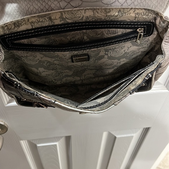 Guess handbag, slightly used. - Picture 3 of 5